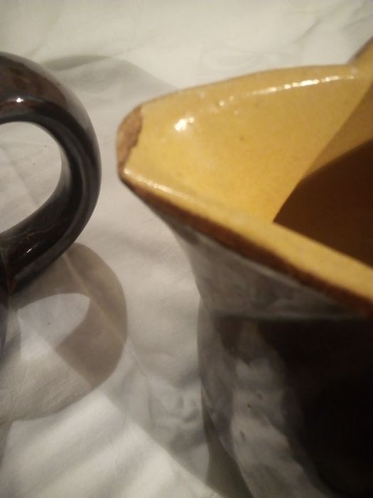 Stare ceramiczne dzbanki