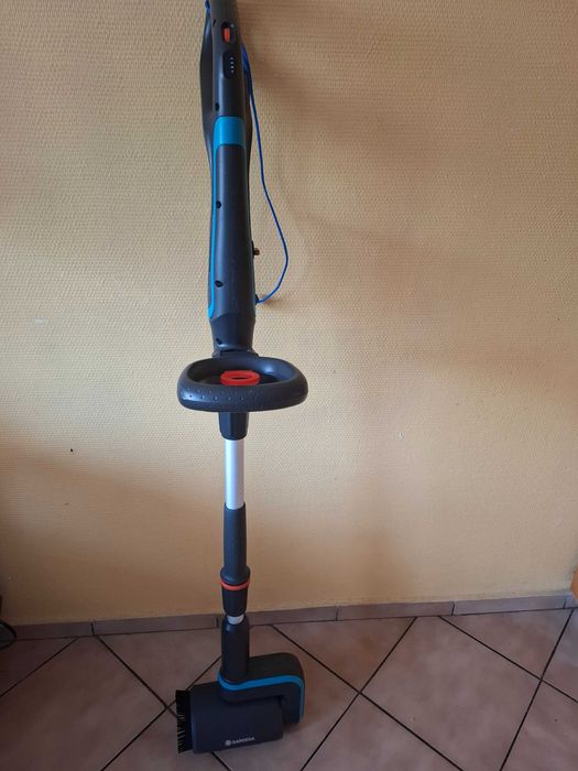 Szczotka akumulatorowa Gardena Universal, 2x szczotki, akumulator i ładowarka