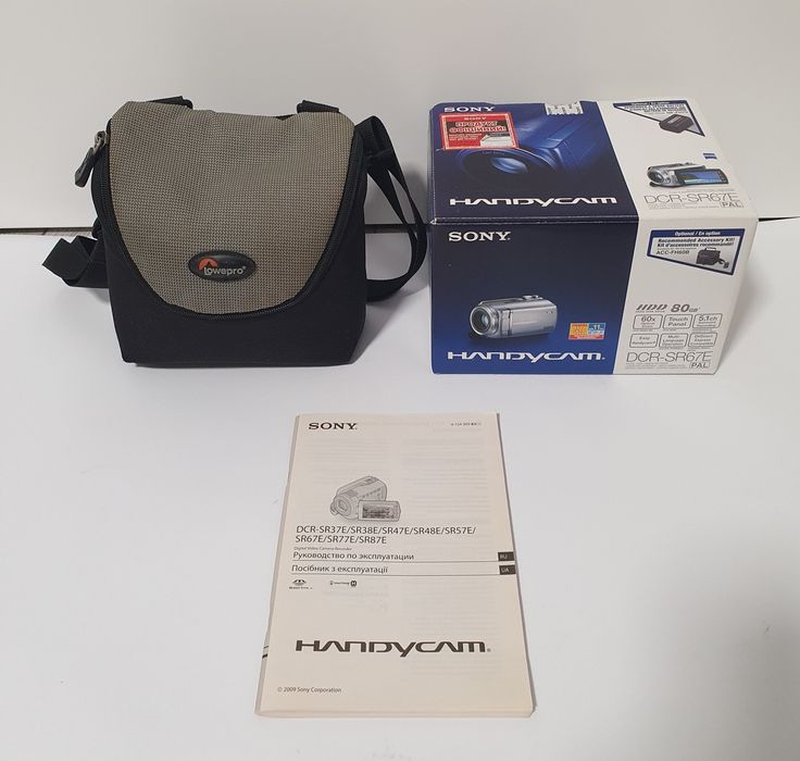 Цифровая видеокамера Sony Handycam DCR-SR67.