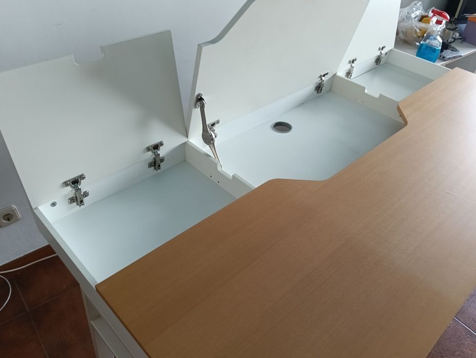 Mesa com arrumação marca IKEA