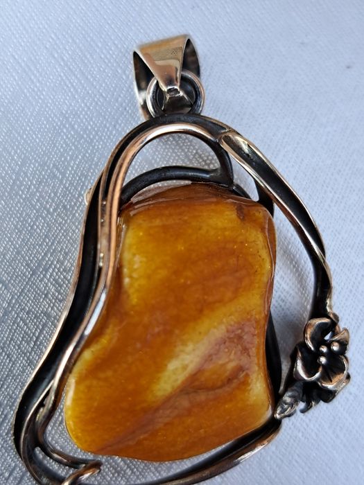 Zawieszka srebro oksydowane 925 z naturalnym antycznym bursztynem bałt