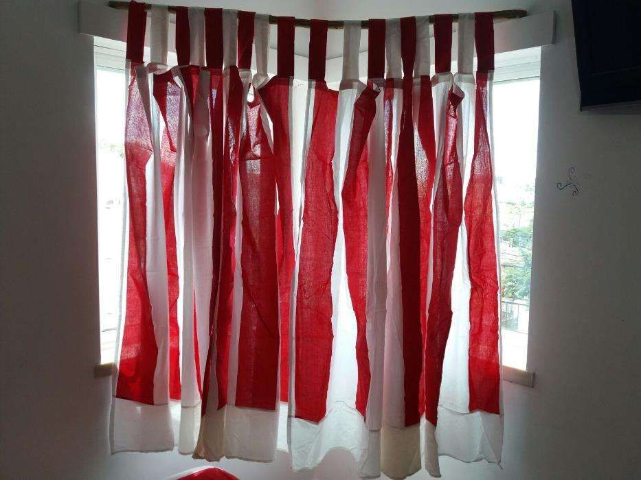 Cortinado riscas vermelho e branco
