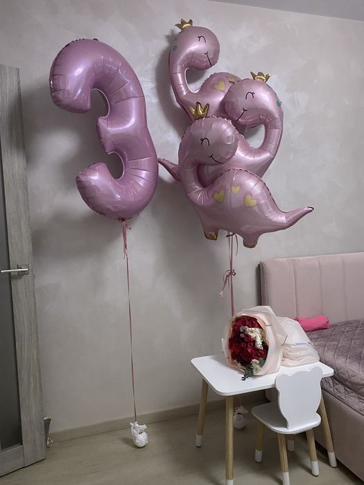 Кульки: цифра 3 і 3 динозаври в здутому вигляді