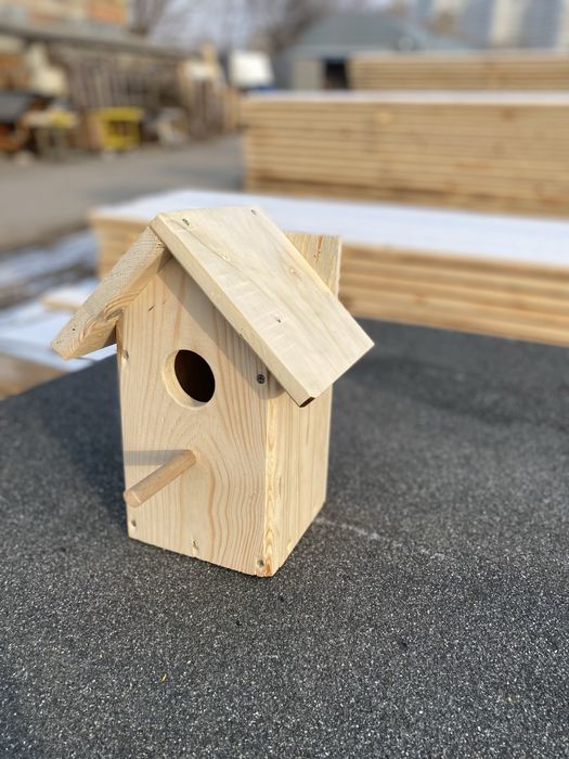 Скворечник из натурального дерева.