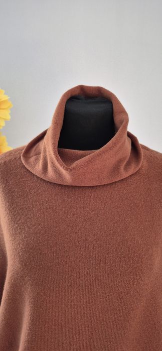 Brązowy sweter z golfem profilowany rękaw