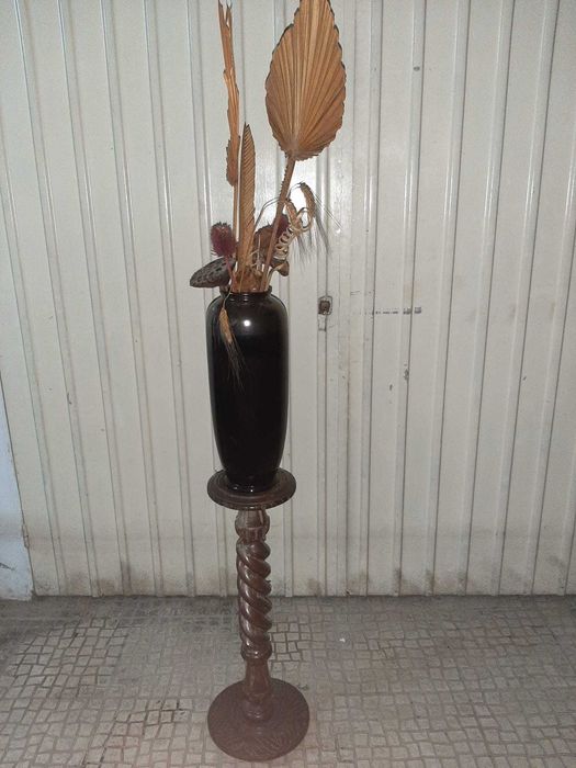 Coluna de madeira torneada com vaso decorativo