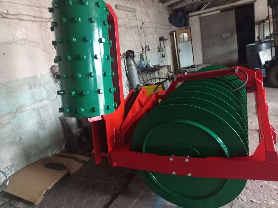 Wał pryzmowy do ugniatania sianokiszonki kukurydzy ugniatający