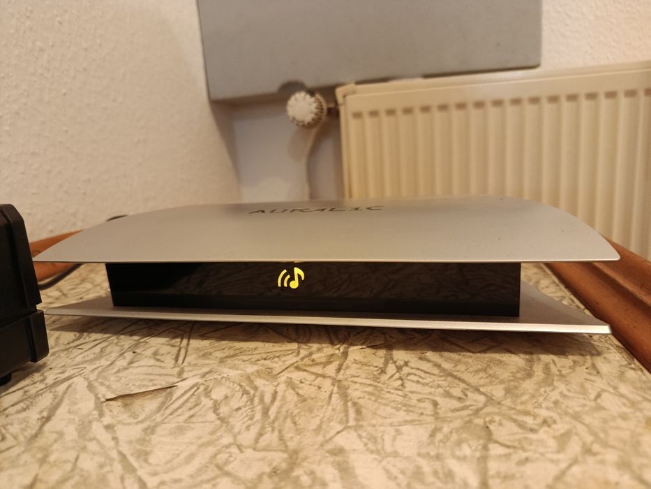 Auralic Aries LE Streamer + Sbooster