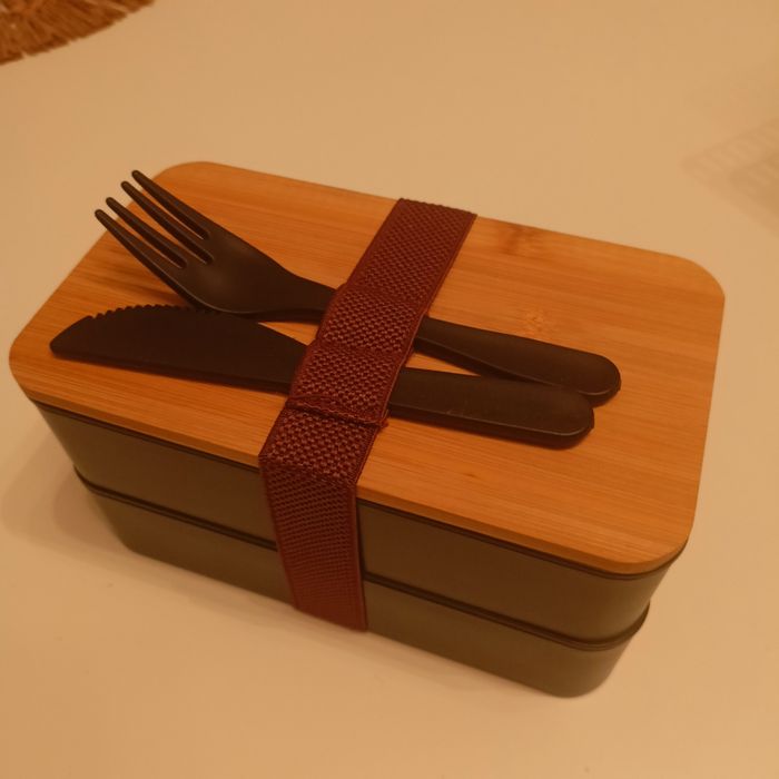 Lunch box z  drewniana pokrywką