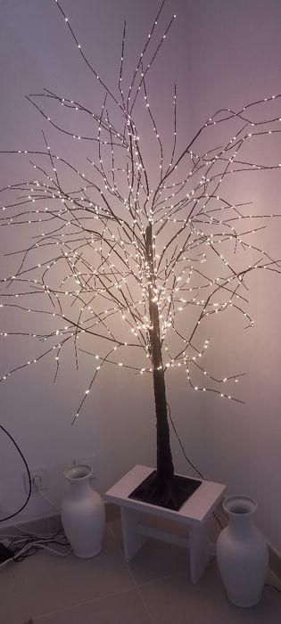 Árvore preta luminosa.