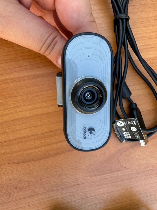 Монітор 23.8” FullHD LG 24MP57HQ-P. VGA і HDMI кабелі. Камера Logitech