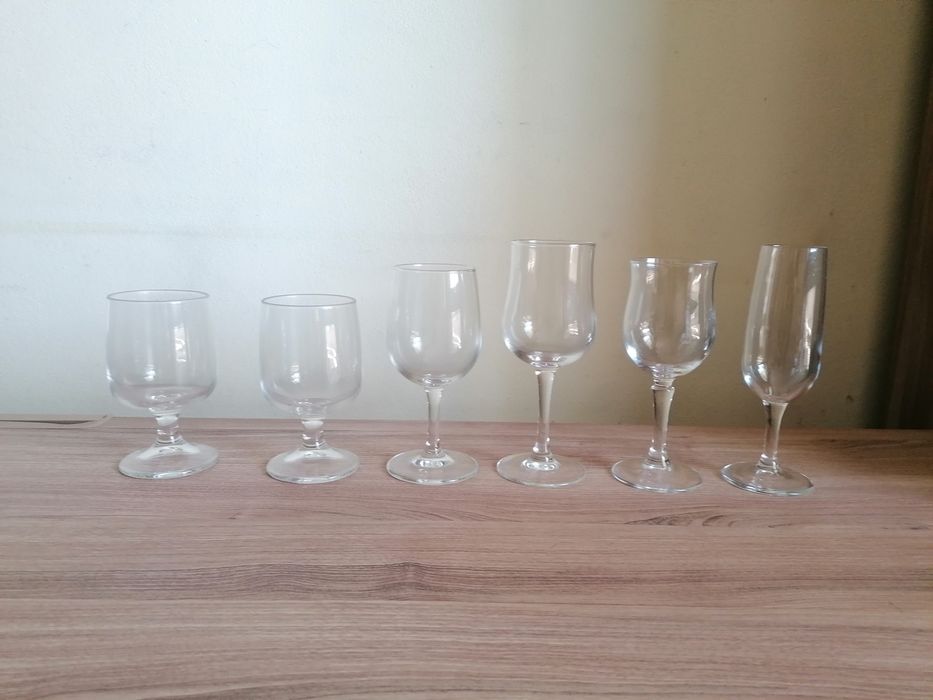 Vários conjuntos de copos