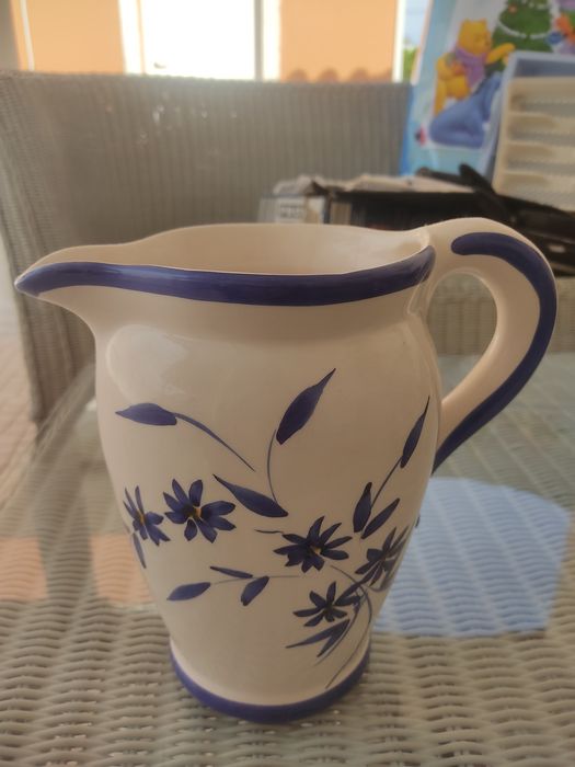 Jarro de vinho branco pintado à mão.