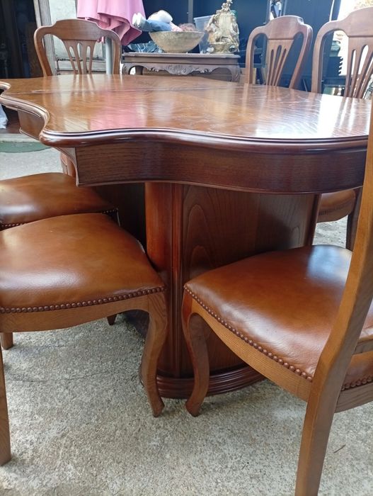 Lindíssima mesa extensível com seis cadeiras
