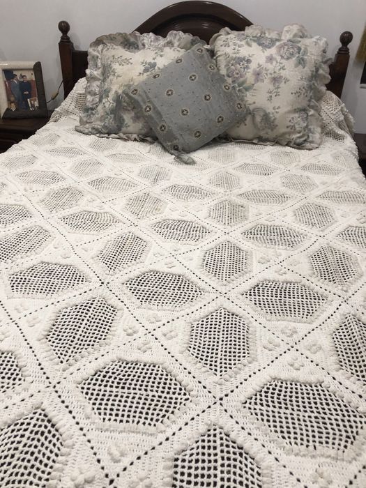 Colcha em renda manual de cor branca