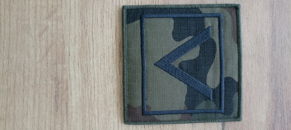 Dystynkcja na mundur polowy.