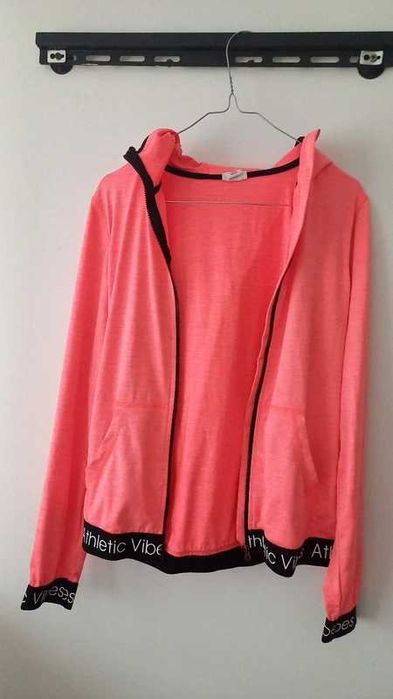 Casaco desporto com capucho