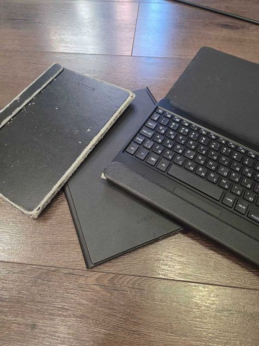Samsung Galaxy Tab S2 SM-T813 9.7" 32Gb Зарядка, чохли та клавіатура в комплекті.