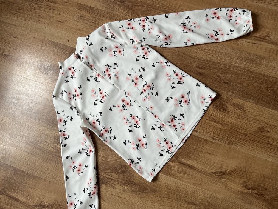 Elegancka bluzka na długi rękaw w kwiaty 40 L
