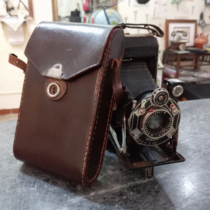 máquina fotográfica antiga de fole, identificada como uma Kodak Six-20