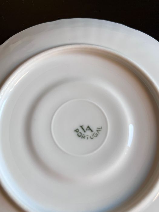 2 antigas Vista Alegre chávenas de chá com pires