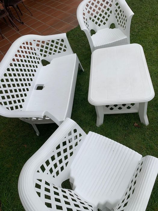 Coniunto de Jardim - mesa e 3 cadeiras