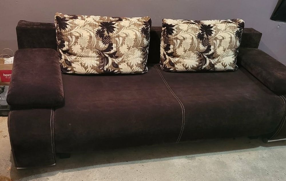 Sofa rozkładana z poduszkami