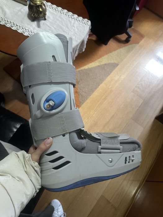 Duas botas ortopédicas