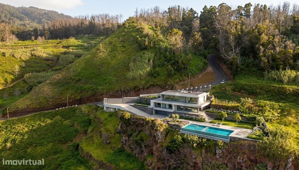 Oportunidade Única no Porto Moniz: O Luxo de uma Vista Inalterável sob