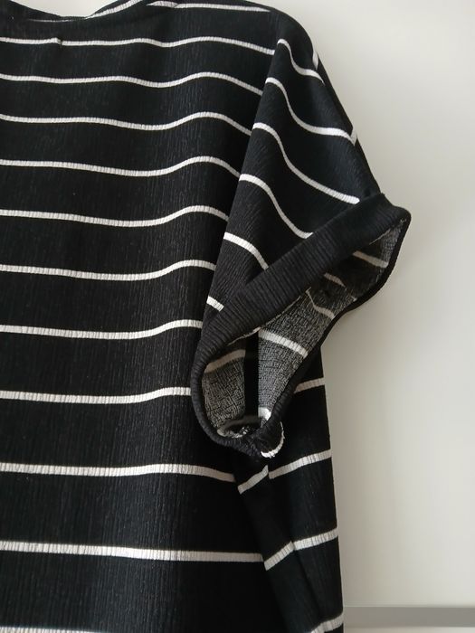 Blusa em tecido canelado preto com riscas brancas