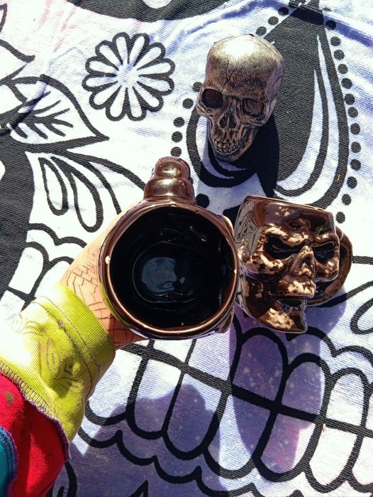 Conjunto caveiras – 2 canecas + caveira decorativa