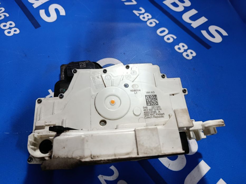 Замок дверей передній правий Audi e-tron Замок правый Ауді e-tron