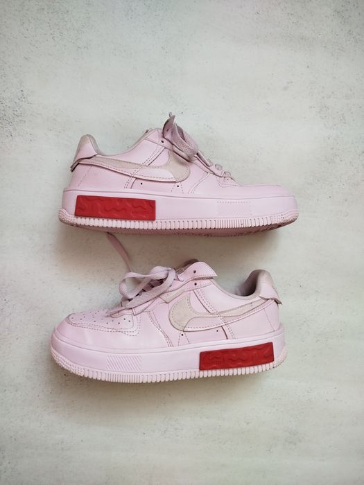 Оригінальні кросівки Nike Air Force в розмірі 37.5