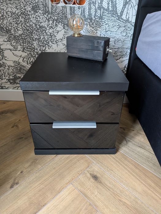 Dwie czarne szafki nocne do zawieszenia