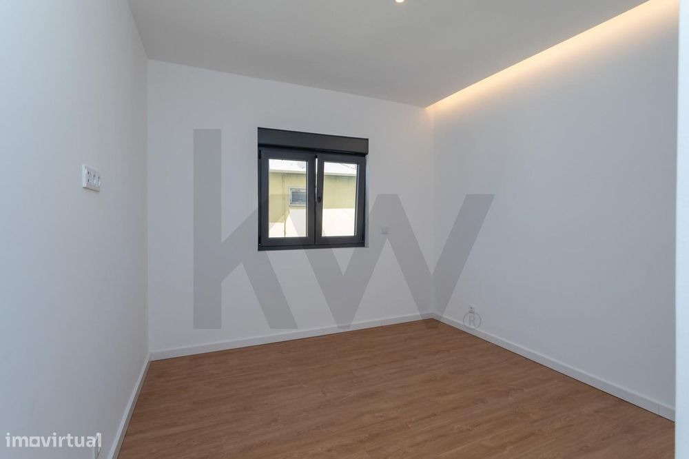 Charmosa Moradia T5 com Jardim Totalmente Remodelada -  Sassoeiros, Ca