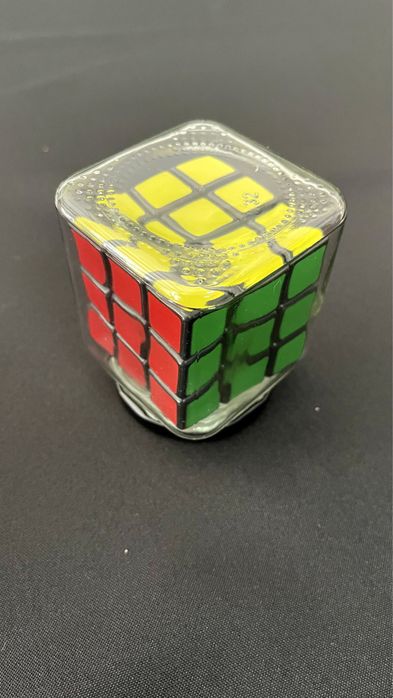 Cubo de Rubick dentro de frasco