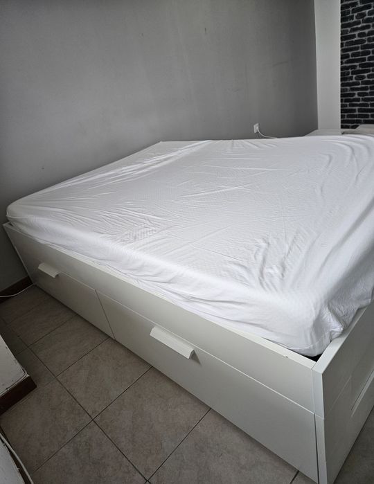Cama Ikea com estrado de ripas e colchão 

Estrutura