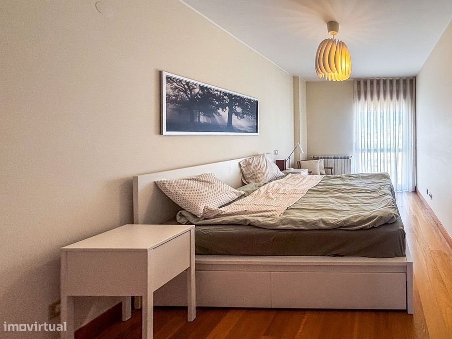 Apartamento T2 mobilado com garagem e elevador para arrendar no centro
