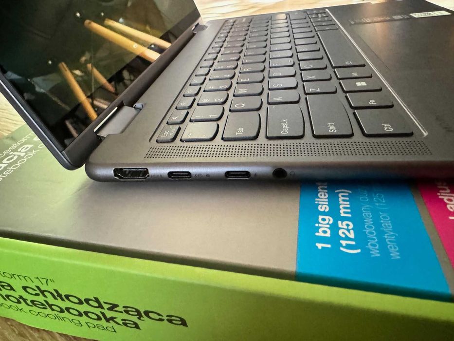 Laptop: Lenovo Yoga 7 14IRL8