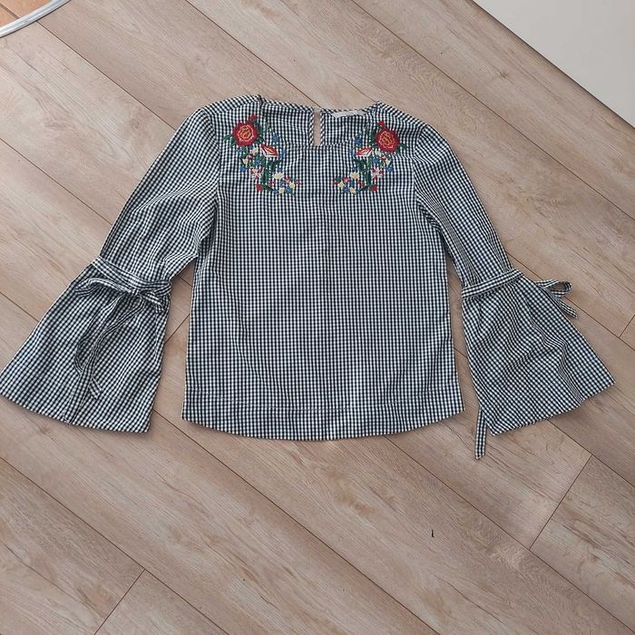 Bluzka C&A z aplikacją