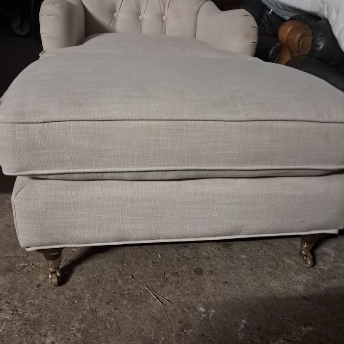 Fotel pikowany z podnóżkiem