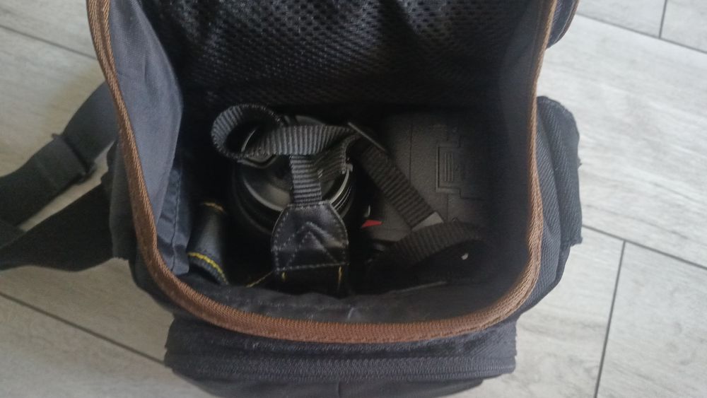 Nikon d3000 z obiektywem