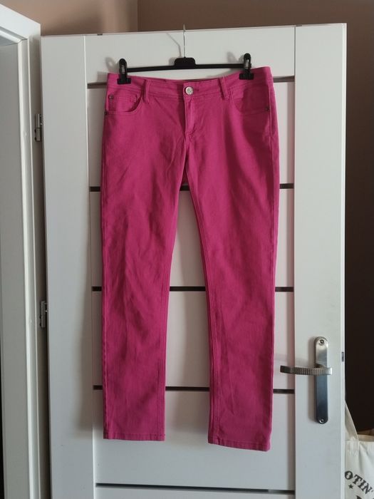 Skinny jeansy rurki z dopasowanym krojem w intensywnym odcieniu fuksji z niskim stanem marki okay y2k barbie