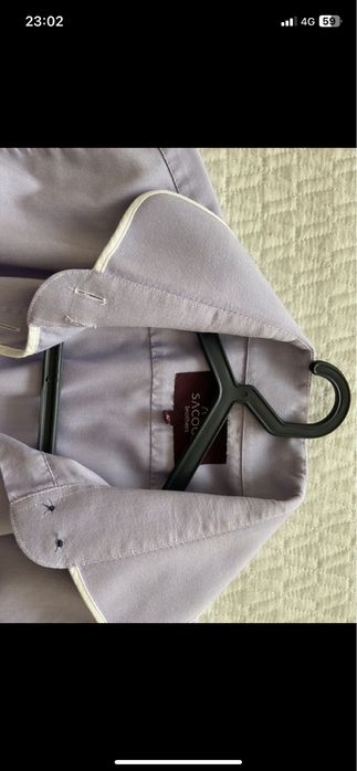 Blusa lilás com rebordo na gola e nas mangas branco