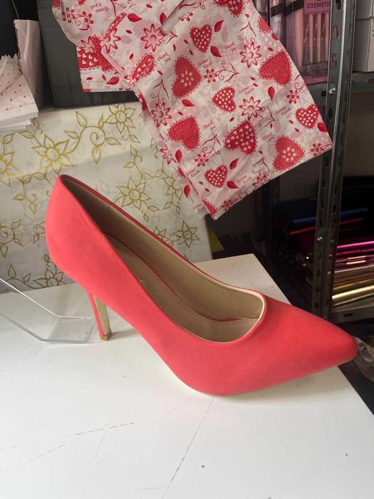 Lote de sapatos compostos por 12 pares de calçado novos, ideais para revenda online, lojas e feiras