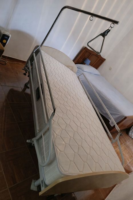 Cama ortopédica geriátrica com colchão