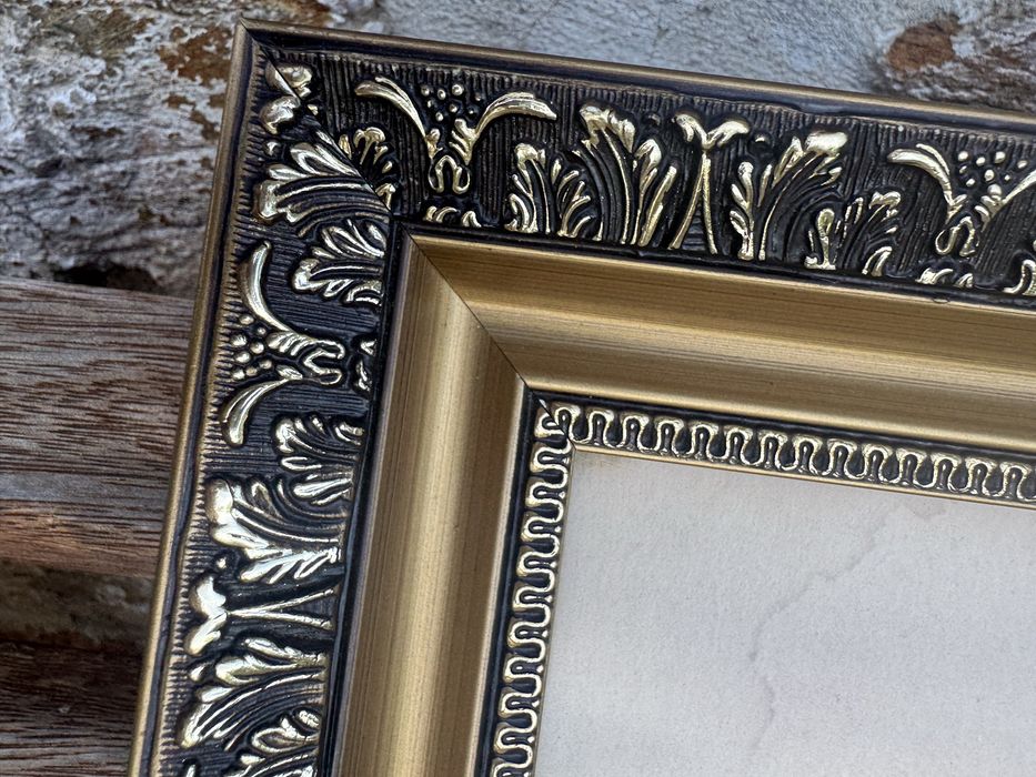 Moldura trabalhada com vidro 58/48 cm