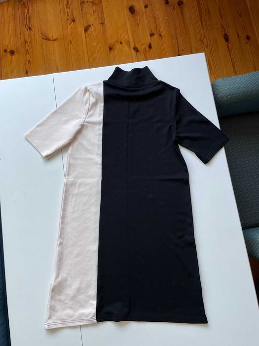 Bonprix Bodyflirt sukienka trapezowa z golfem czarna kremowa półgolfem