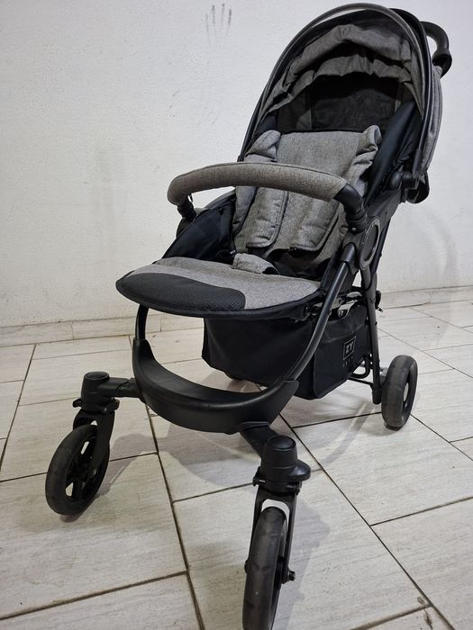 Carrinho de bebé com cadeira auto