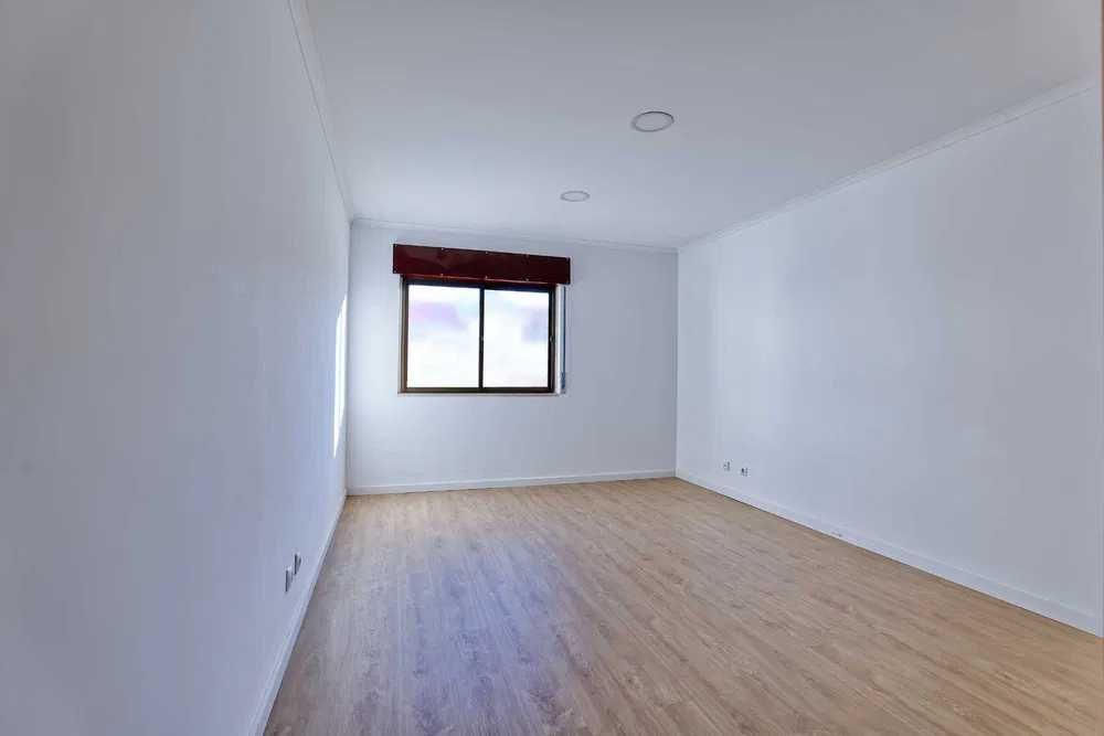 Amadora T2 _ 3 ass1º Andar com garagem ( BOX) totalmente renovado